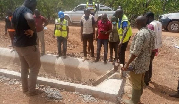 Visite d'un ouvrage d'irrigation sur le périmètre de Solomougou